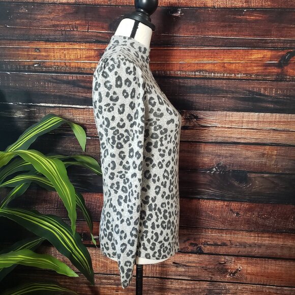 NWT No Frills LA Top M Soft Rayon Long Sleeve Cutout Leopard Gray - Picture 3 of 11